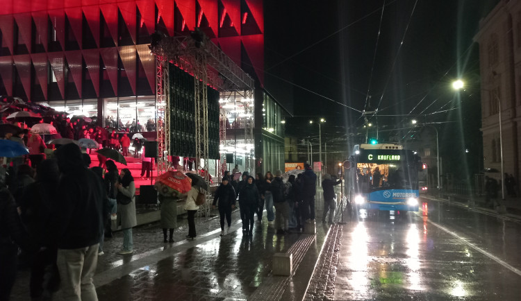 Parkování u Horácké arény bezproblémové není, shodli se čtenáři Jihlavské Drbny