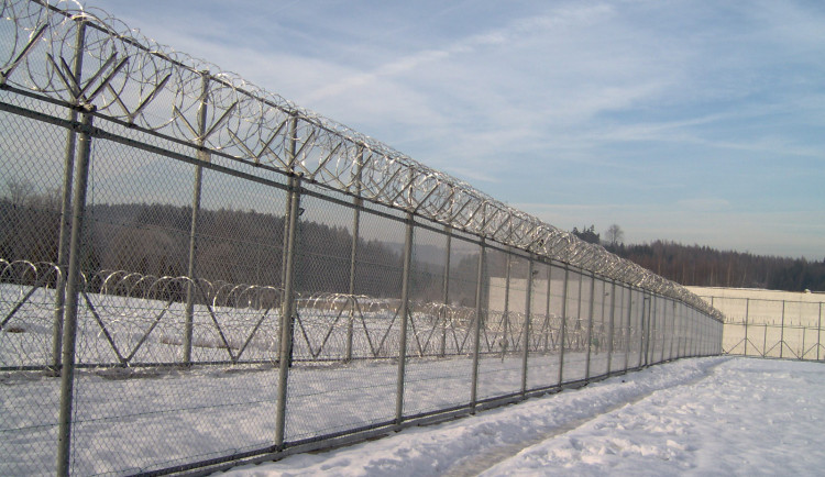 GIBS obvinila dozorce z věznice na Sokolovsku, utekl mu vězeň z auta