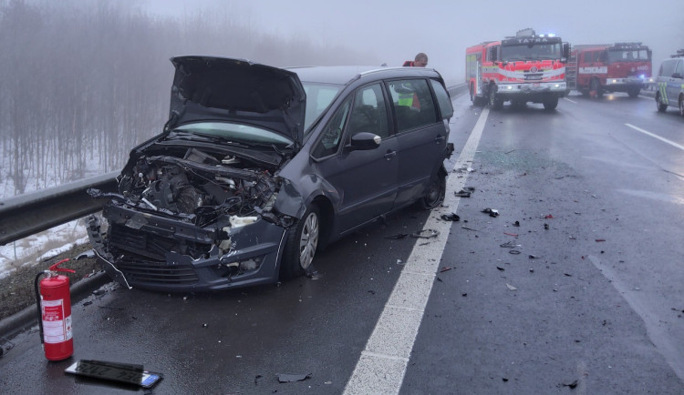 Komplikace na dálnici: Provoz na D6 zcela uzavřela nehoda tří aut