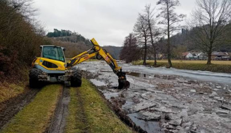 Led hrozil zvýšením hladiny na Oslavě u Oslavan na Brněnsku, kry rozbíjely bagry