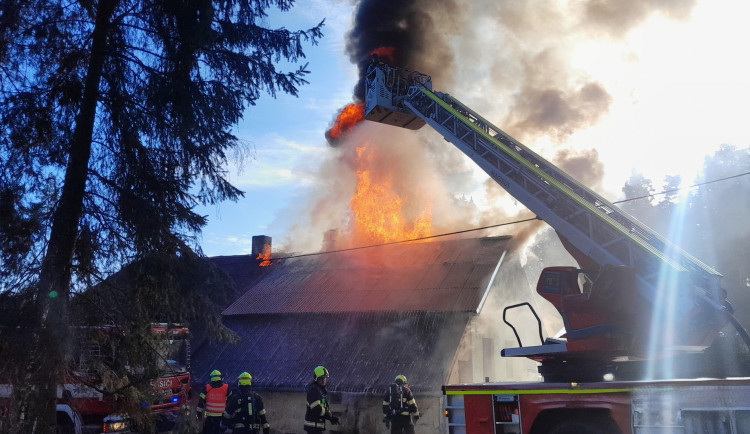 Hasiči bojovali s požárem rodinného domu, škody odhadují na miliony