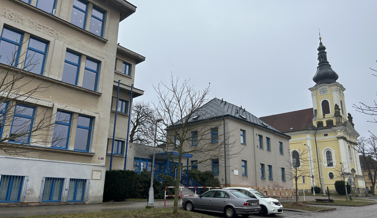 Sto lahví rumu do školy? Výsledky kontroly ukázaly milionové nesrovnalosti v účetnictví základní školy v Novém Hradci Králové