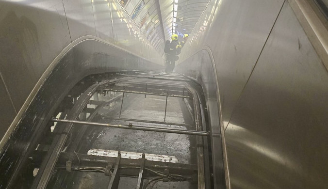 Desítky evakuovaných, škoda za milion. Loňské zapálení eskalátoru v metru je podle policie přestupek