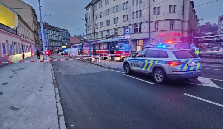 Tramvaj v Brně na Křížové srazila muže. Zřejmě zavrávoral a spadl