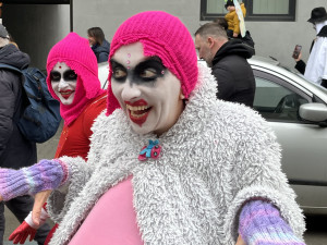 FOTO: Okolí Káznice ožilo masopustem. Průvod vedla nevěsta s rostoucím břichem