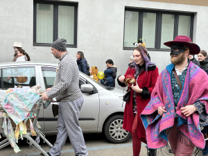 FOTO: Okolí Káznice ožilo masopustem. Průvod vedla nevěsta s rostoucím břichem
