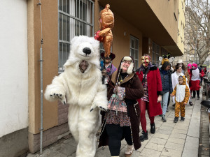 FOTO: Okolí Káznice ožilo masopustem. Průvod vedla nevěsta s rostoucím břichem