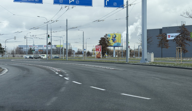 Na obří křižovatce u Makra zatím obnovili jen část zmizelého vodorovného značení