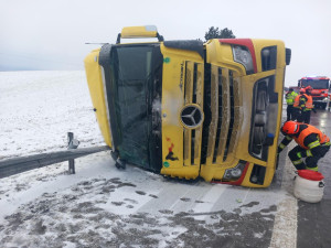Noční sněžení potrápilo jižní Moravu. Přibylo nehod, spoje mají zpoždění