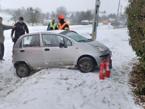 Noční sněžení potrápilo jižní Moravu. Přibylo nehod, spoje mají zpoždění