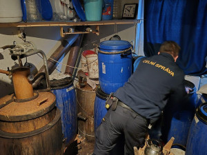 FOTO: Muž z Kyjovska pálil alkohol načerno. Hrozí mu až desetimilionová pokuta