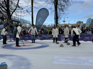 Eva Adamczyková při curlingu.