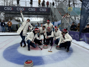 Eva Adamczyková při curlingu.
