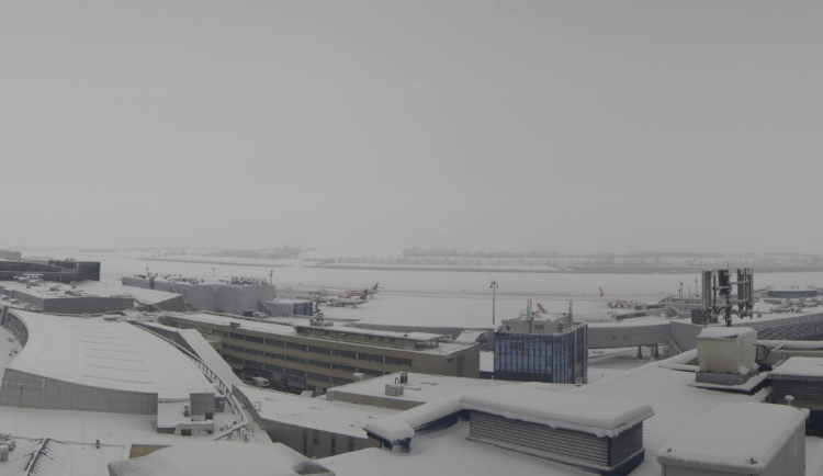 Sníh zasypal Vídeň.Letiště, odkud cestují i Jihomoravané, řeší potíže