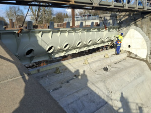 Rekonstrukce jezu v Rajhradě pokračuje, dělníci usadili druhou klapku