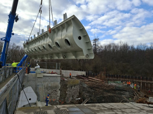 Rekonstrukce jezu v Rajhradě pokračuje, dělníci usadili druhou klapku