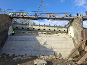 Rekonstrukce jezu v Rajhradě pokračuje, dělníci usadili druhou klapku