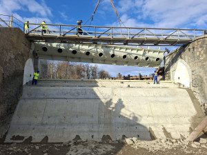 Rekonstrukce jezu v Rajhradě pokračuje, dělníci usadili druhou klapku