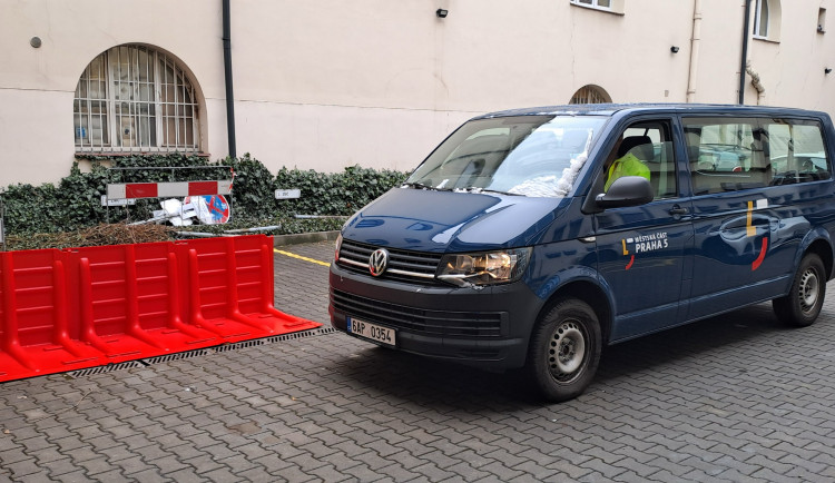 Plastové zábrany místo pytlů. Praha 5 má novou protipovodňovou ochranu