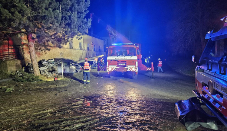 Řidič v Rešicích narazil do sloupu, nehodu nepřežil. Část obce byla bez proudu