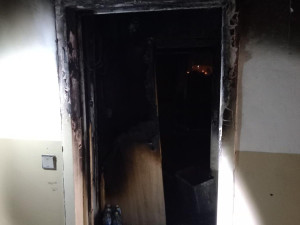 V brněnských Bohunicích v neděli vyhořel byt, hasiči evakuovali desítky lidí