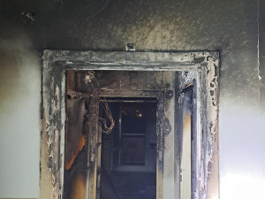 V brněnských Bohunicích v neděli vyhořel byt, hasiči evakuovali desítky lidí