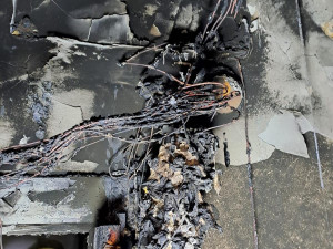 V brněnských Bohunicích v neděli vyhořel byt, hasiči evakuovali desítky lidí