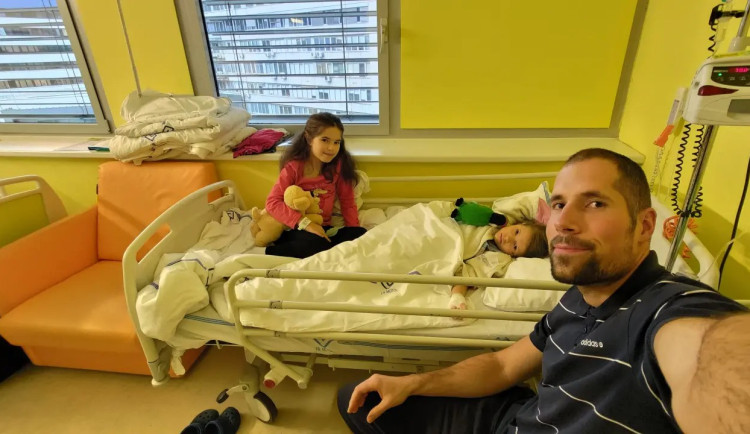 Rodina z České Vsi potřebuje pomoc. Dvě dcery trpí bolestmi, jedna má vývojové onemocnění