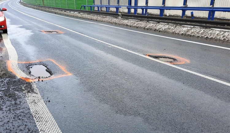 Po zimě hrozí na silnicích výtluky. Řidiči by měli zpomalit a být obezřetní