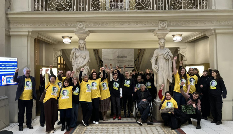 Odboráři dnes protestovali na krajském úřadě