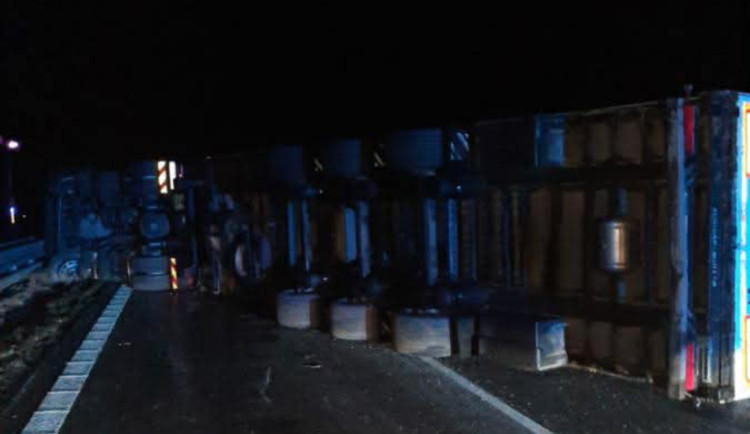 Na dálnici D2 u Břeclavi se v noci převrátil kamion, řidiči musí přes Slovensko