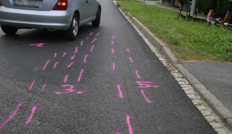 Rozčílená řidička úmyslně vybrzdila skupinu cyklistů a nechala je nabourat do auta