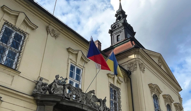 Na magistrátu vlaje ukrajinská vlajka. Brno své postoje nemění, říká primátorka