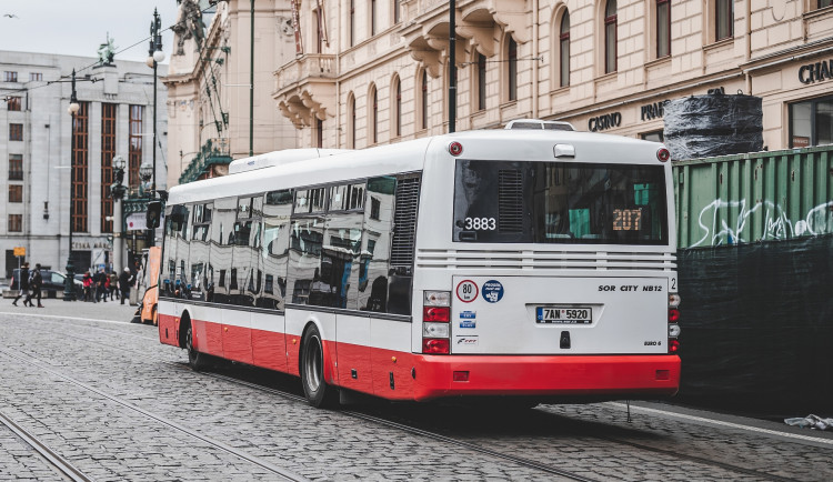 Seniora zachytil autobus a přejel mu nohy, policie hledá svědky
