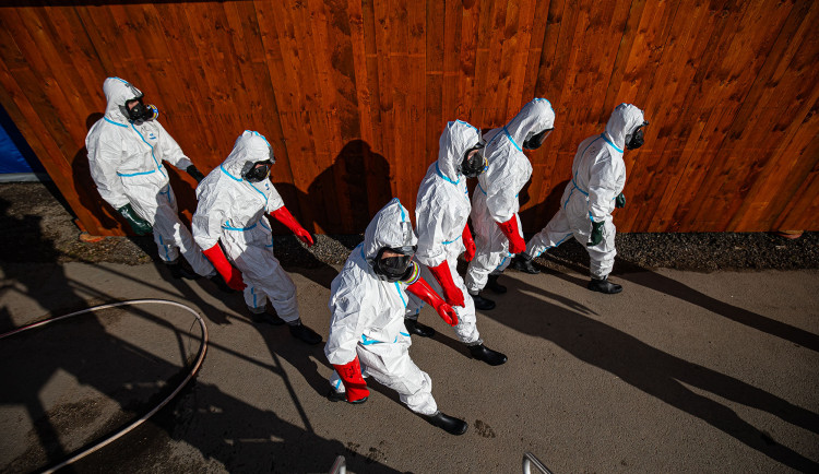 Hasiče v Kosičkách střídají nové posily, likvidace chovu slepic by měla skončit do pátku