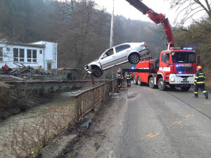 FOTO: Chlapík u Blanska skončil s oktávkou v řece. Na záchranu čekal na střeše