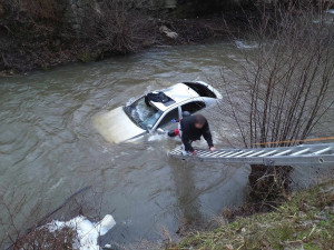 FOTO: Chlapík u Blanska skončil s oktávkou v řece. Na záchranu čekal na střeše