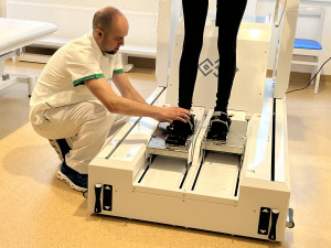 VIDEO: Pacienti v Brně využijí robotický chodník. Pomáhá jim zlepšit chůzi