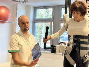 VIDEO: Pacienti v Brně využijí robotický chodník. Pomáhá jim zlepšit chůzi
