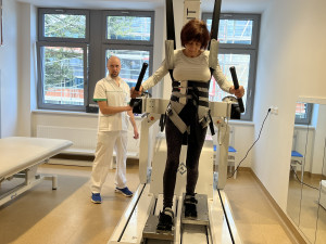 VIDEO: Pacienti v Brně využijí robotický chodník. Pomáhá jim zlepšit chůzi