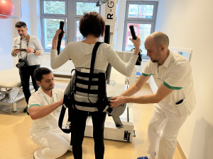 VIDEO: Pacienti v Brně využijí robotický chodník. Pomáhá jim zlepšit chůzi