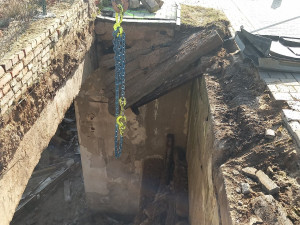 Pod zametacím vozem v Brně se propadl chodník, hasiči ho vyprostili