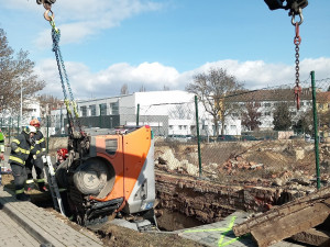 Pod zametacím vozem v Brně se propadl chodník, hasiči ho vyprostili