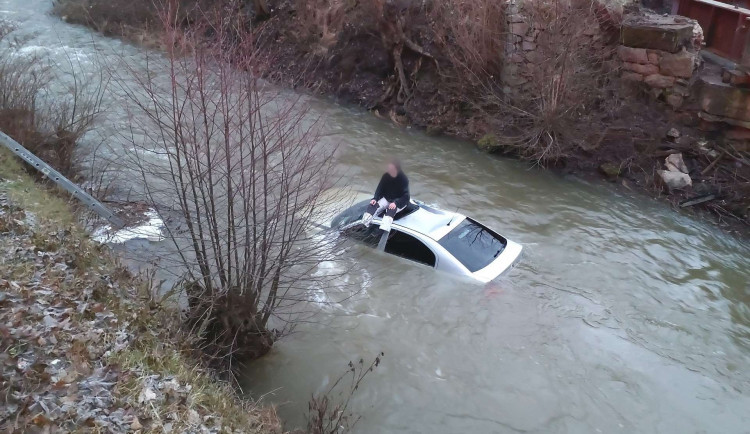 FOTO: Chlapík u Blanska skončil s oktávkou v řece. Na záchranu čekal na střeše