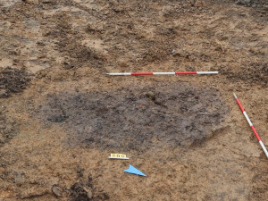 Při stavbě tramvajové trati na Kamechy našli archeologové pravěkou jámu