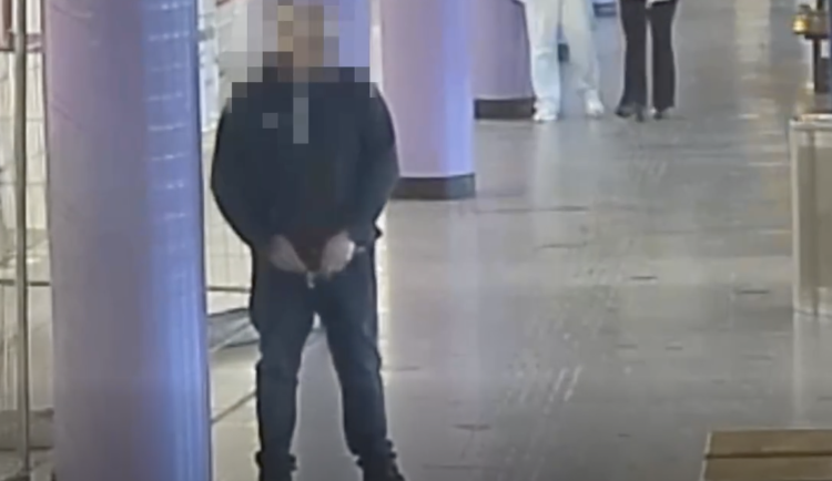 Agresivní opilec se vymočil na nástupišti metra. Po zásahu slzákem skončil v poutech