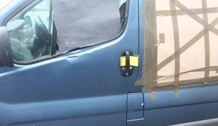 Čtyři trestné činy v Jihlavě: Muž ukradl dodávku i značky, v batohu měl drogy a zbraně