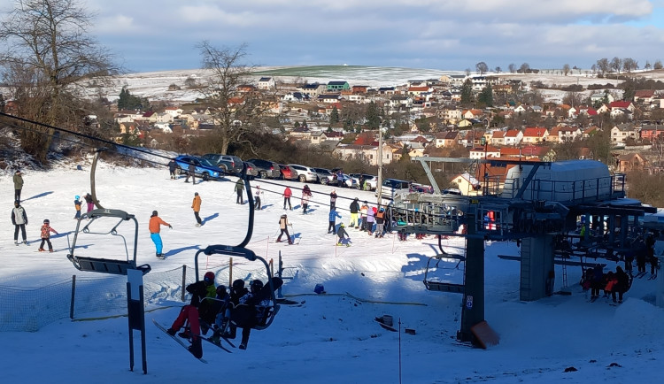 Na Vysočině je v provozu sedm lyžařských sjezdovek, dalších pět sezonu ukončilo