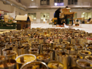 Výrobu svíček pro Ukrajinu provází vděk i dezinformace. Plníme tím náš slib, říkají skauti