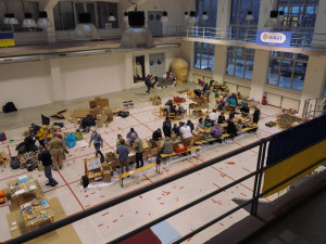 Výrobu svíček pro Ukrajinu provází vděk i dezinformace. Plníme tím náš slib, říkají skauti